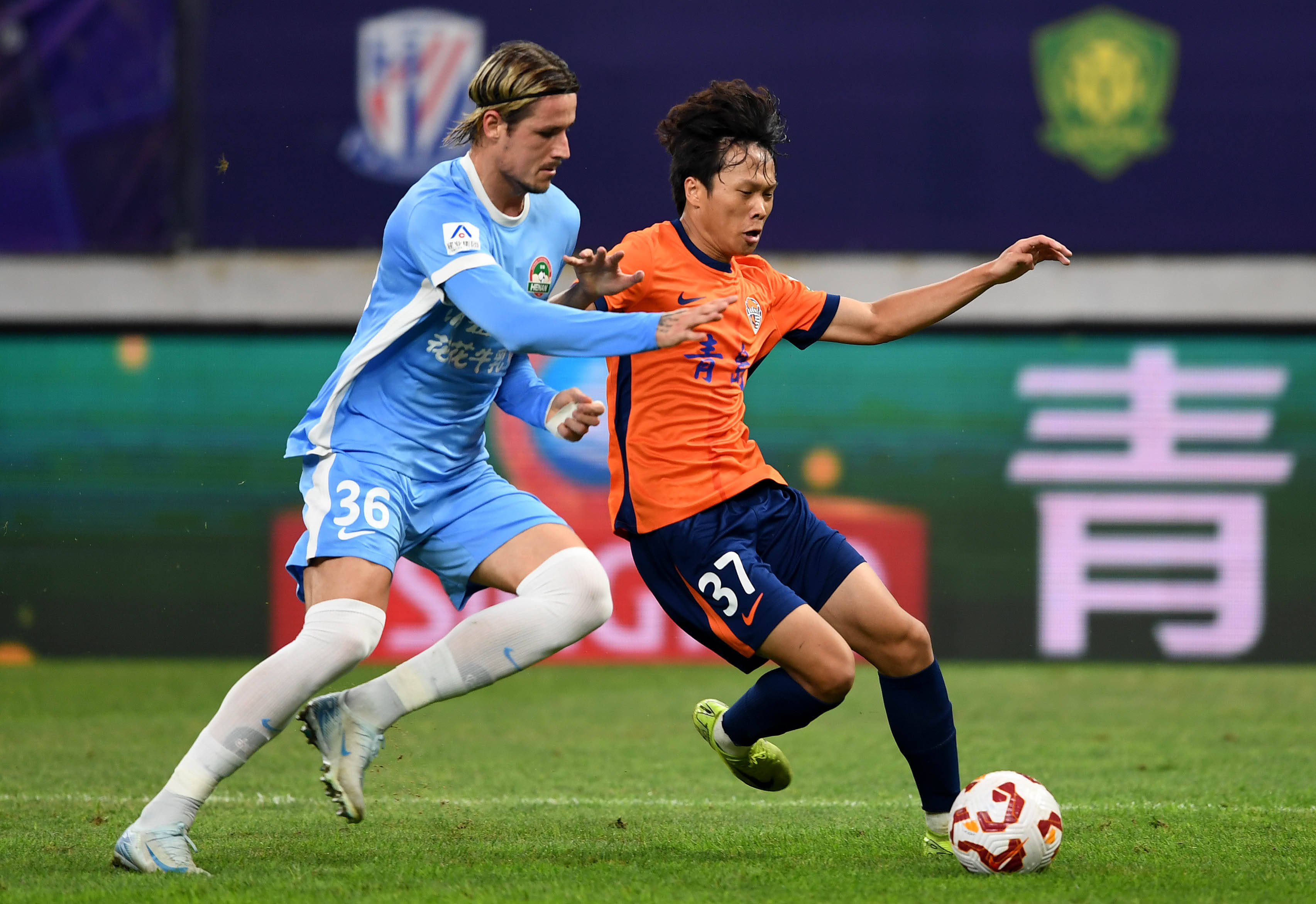 后场出球更 后场出球更